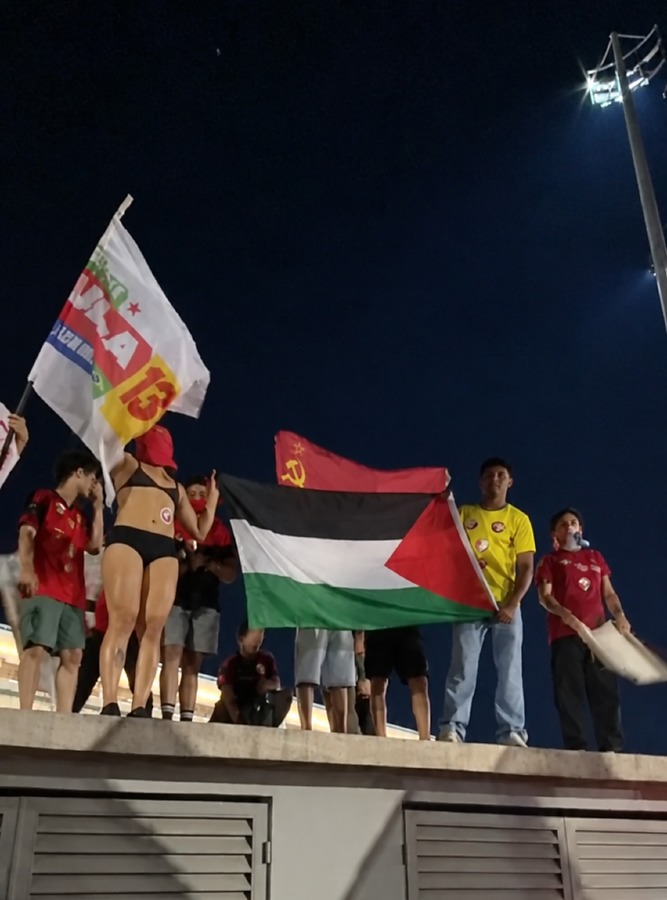 Apoiadores de Lula realizam ato na região da Arena Pantanal
