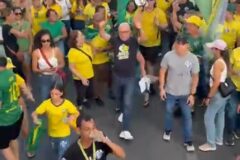 Apoiadores lotam as ruas de Cuiabá no evento Bloquinho do 22