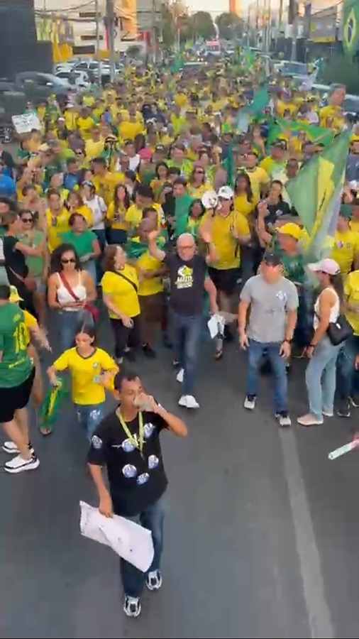 Apoiadores lotam as ruas de Cuiabá no evento Bloquinho do 22