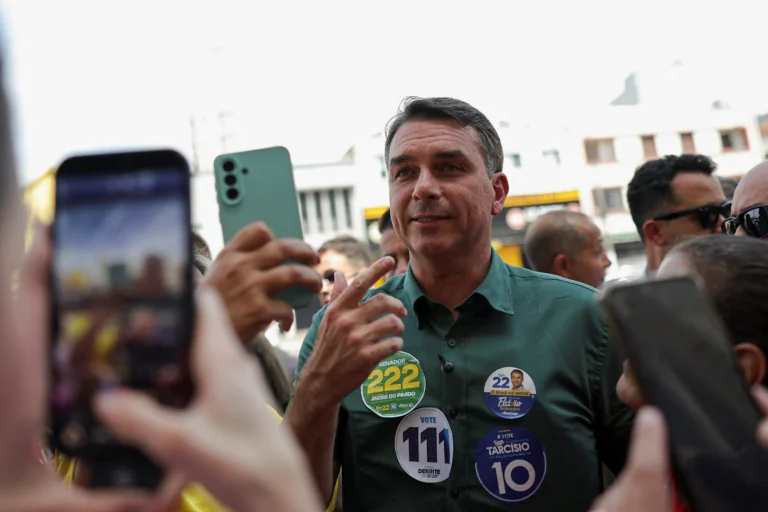 Após proibição de cadeira vazia pelo TSE, Flávio Bolsonaro cancela participação em debate da Globo