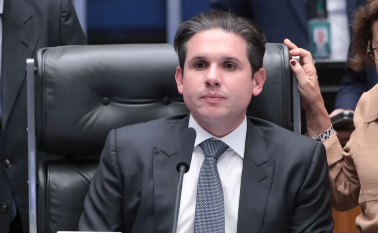 Aprovação do fim da escala 6x1 no Senado é celebrada por Hugo Motta como marco histórico
