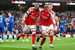 Arsenal bate Everton sob chuva no Emirates Stadium e se iguala ao líder Manchester City