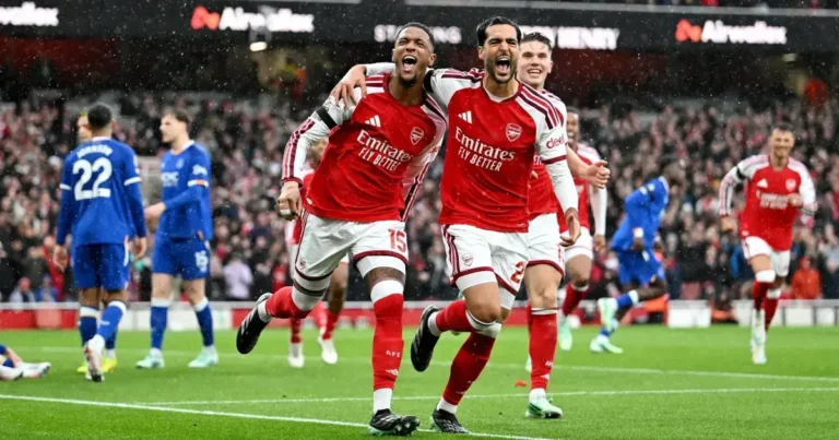 Arsenal bate Everton sob chuva no Emirates Stadium e se iguala ao líder Manchester City