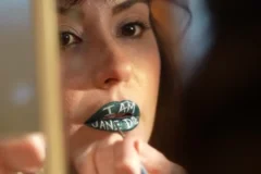 Artista usa pintura labial invertida para conscientizar sobre violência