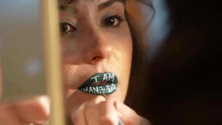 Artista usa pintura labial invertida para conscientizar sobre violência
