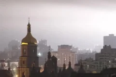 Ataques intensificados entre Rússia e Ucrânia ocorrem após negociações mediadas pelos EUA