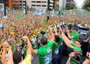 Ato na Avenida Paulista pede que apoiadores recolham bandeiras estrangeiras
