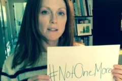 Atriz Julianne Moore cobra ações contra armas após deixar quatro mortos em escola americana