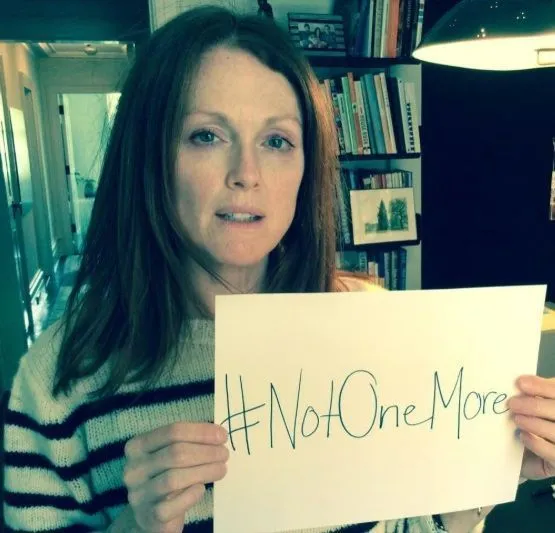 Atriz Julianne Moore cobra ações contra armas após deixar quatro mortos em escola americana