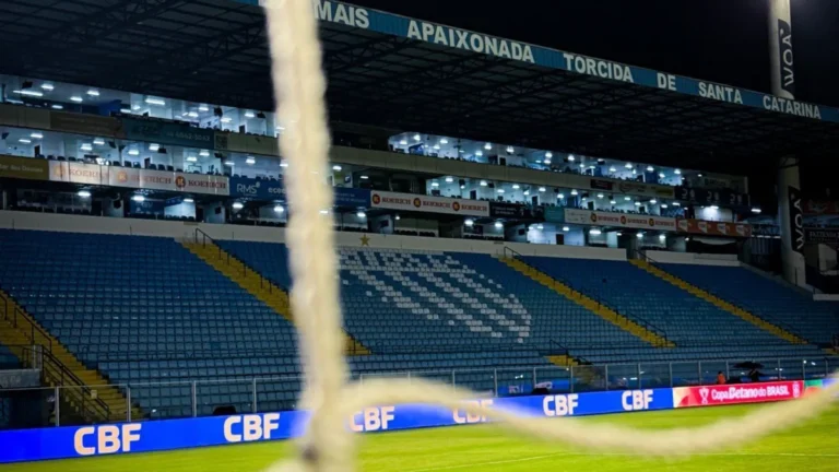 Avaí e Ceará se enfrentam na Ressacada em duelo decisivo pela Série B
