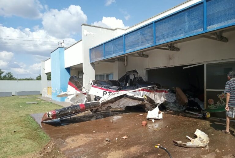Avião agrícola cai em creche Municipal de Campo Verde e deixa piloto ferido