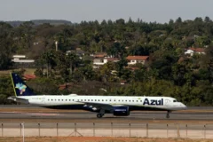 Azul apura decolagem de aeronave que quase atingiu limite da pista em Congonhas
