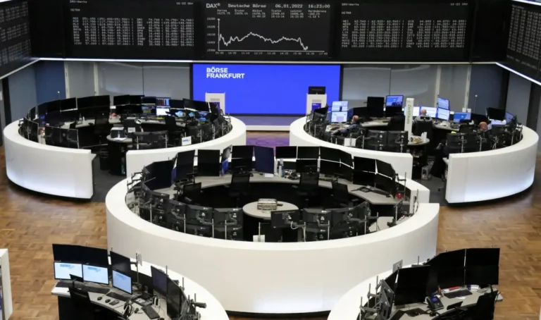 Bolsas europeias recuam pressionadas por tensão geopolítica e inflação