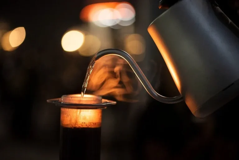 Café com especiarias: a ciência por trás da combinação de gengibre e canela