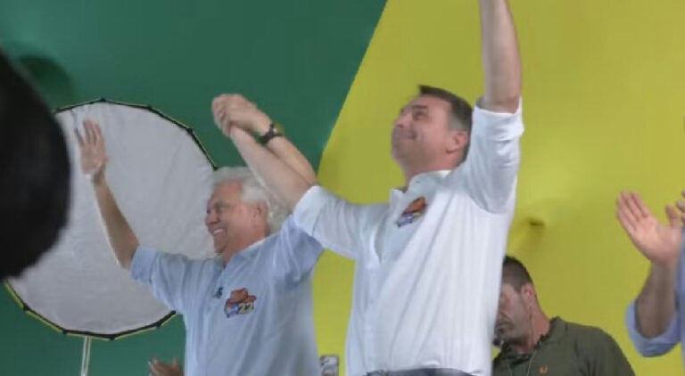 Caiado oficializa apoio a Flávio Bolsonaro no segundo turno em encontro em Goiânia