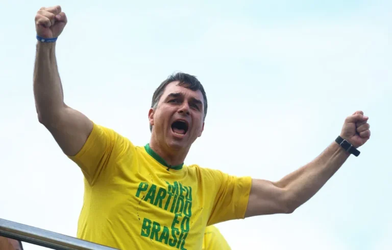 Campanha de Flávio Bolsonaro aponta origem de desinformação sobre padroeira do Brasil