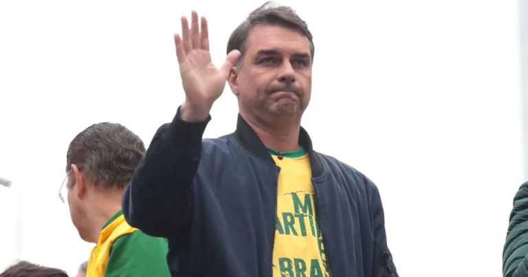 Campanha de Flávio Bolsonaro define silêncio sobre quebra de sigilo de Lula