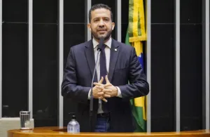 Campanha de Flávio Bolsonaro prepara novo relatório ao TSE contra canal de André Janones