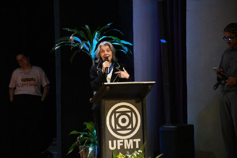 Cármen Lúcia critica machismo e violência contra a mulher em palestra na UFMT