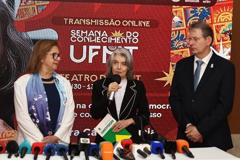 Cármen Lúcia defende o conhecimento como pilar da democracia em visita à UFMT