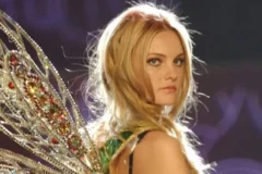 Carol trentini retorna ao desfile da victoria's secret após dezessete anos