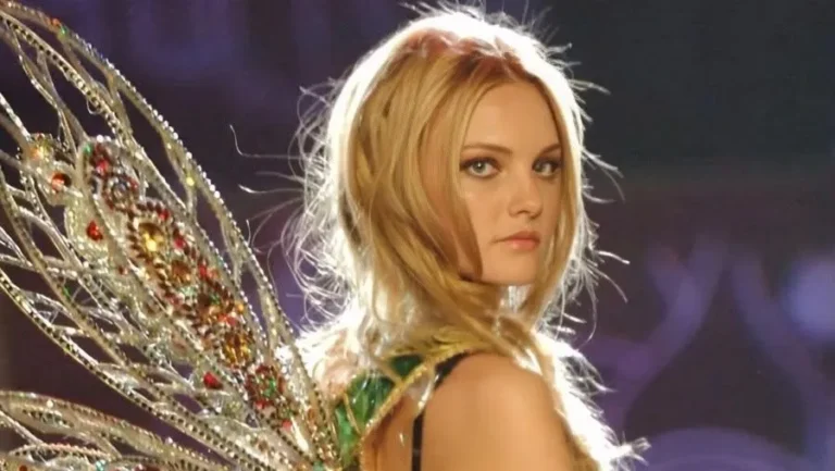 Carol trentini retorna ao desfile da victoria's secret após dezessete anos