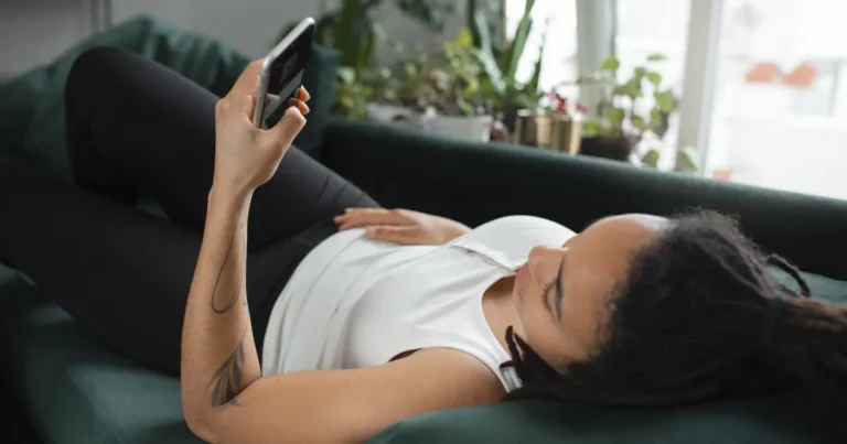 Celular com o braço dobrado por longos períodos pode gerar lesões nos nervos