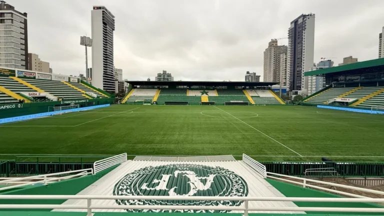 Chapecoense e Athletico-pr se enfrentam na Arena Condá pela 30ª rodada do Brasileirão