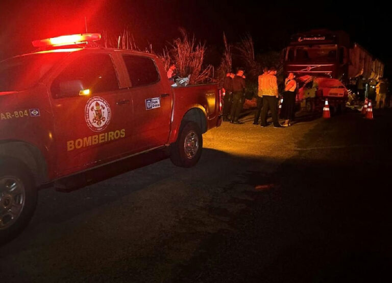 Colisão frontal entre carro e carreta deixa cinco mortos na Mt-140