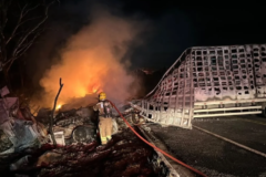 Colisão frontal entre duas carretas resulta em incêndio e morte no Norte de Minas Gerais