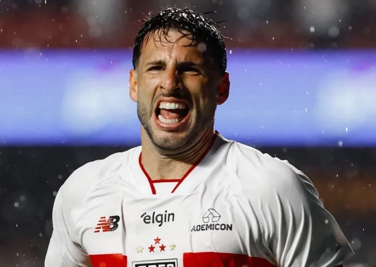 Com dois gols de Calleri, São Paulo supera o Vitória por 2 a 1 e ganha fôlego no Brasileirão