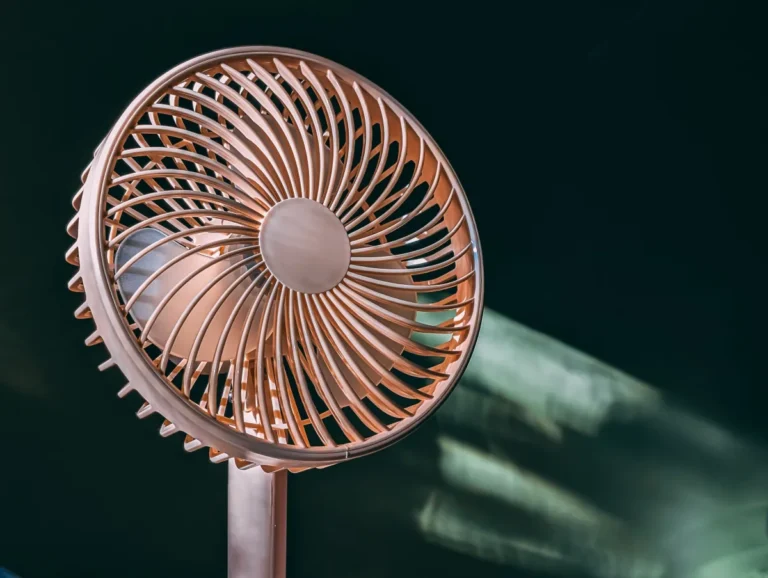 Como usar o ventilador corretamente para refrescar a casa durante o calor intenso