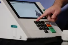Cônsul geral do Brasil em Nova York relata ausência de diretrizes para ampliação do horário de votação