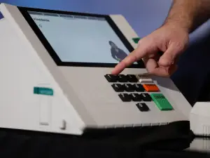 Cônsul geral do Brasil em Nova York relata ausência de diretrizes para ampliação do horário de votação