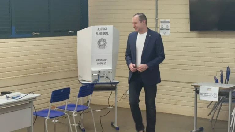 Cristiano Zanin vota em Brasília durante o primeiro turno das eleições