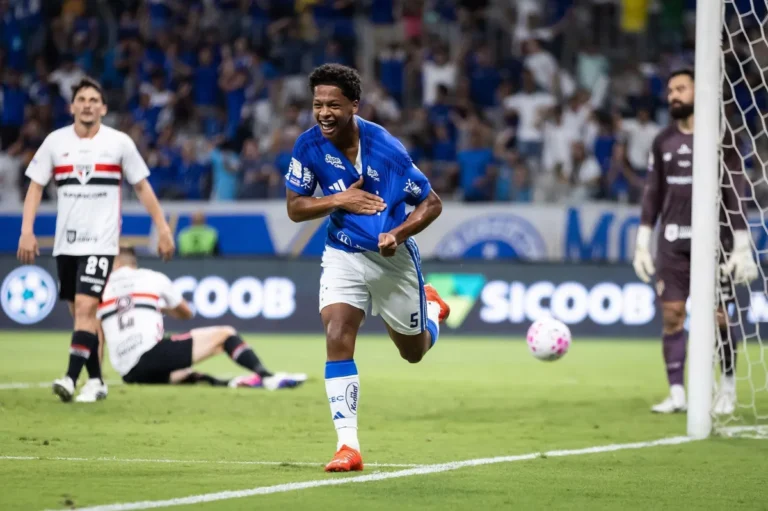 Cruzeiro vence São Paulo no Mineirão e entra na briga pelo G4 do Brasileirão