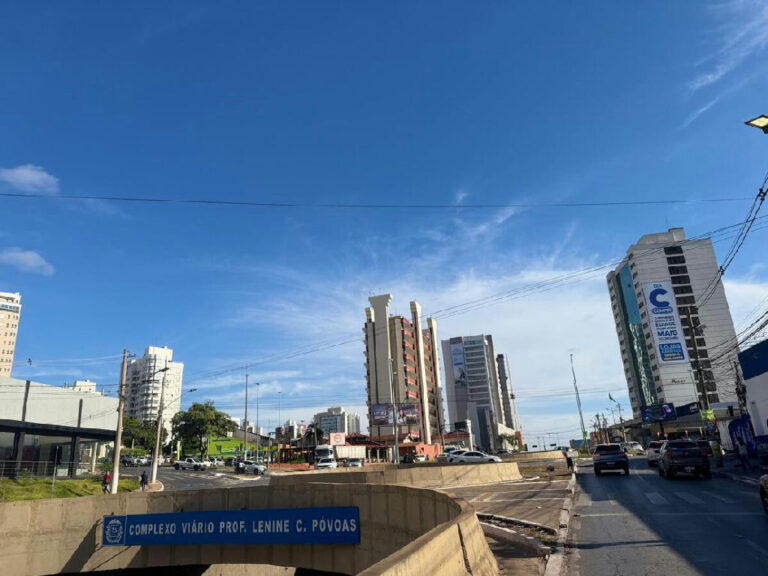 Cuiabá enfrenta calor de 35°C e alerta de tempestade neste domingo de eleição