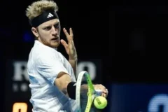 Davidovich fokina supera zverev e alcança a final no masters 1000 de xangai