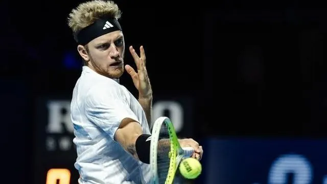 Davidovich fokina supera zverev e alcança a final no masters 1000 de xangai