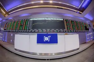 Debate presidencial entre Flávio e Lula e novas pesquisas jogam Ibovespa futuro no vermelho