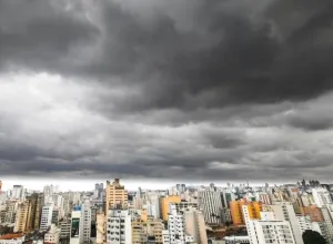 Defesa Civil emite alerta para temporais e rajadas de vento em São Paulo neste domingo