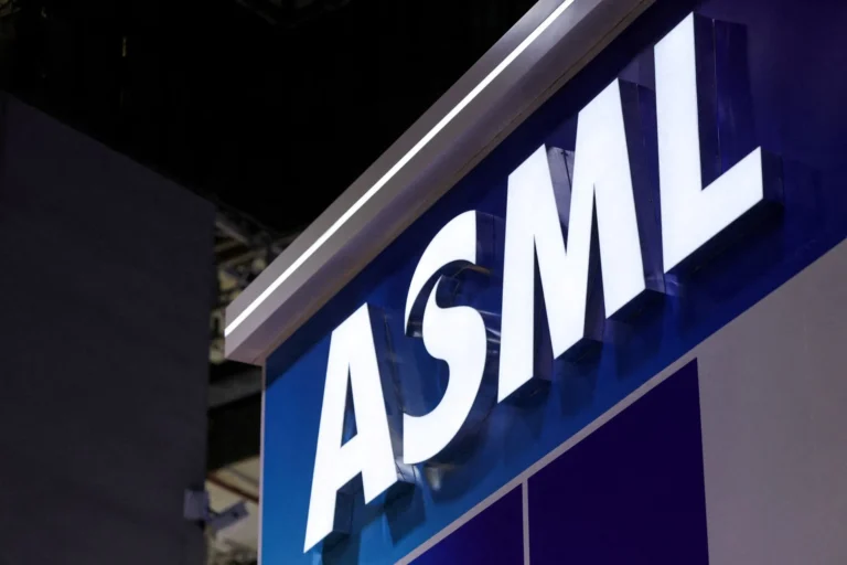 Demanda por inteligência artificial impulsiona ASML a elevar projeções pela terceira vez em 2026