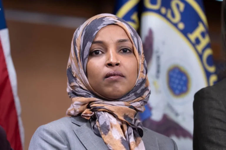 Deputada Ilhan Omar denuncia perseguição após operação federal em sua residência