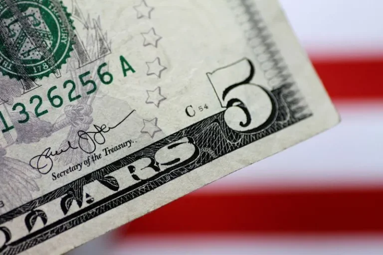 Dólar cai mais de 4% e rompe barreira dos R$ 5 após primeiro turno das eleições
