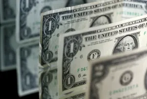 Dólar encerra semana em queda e rompe barreira dos R$ 5 após pesquisas eleitorais
