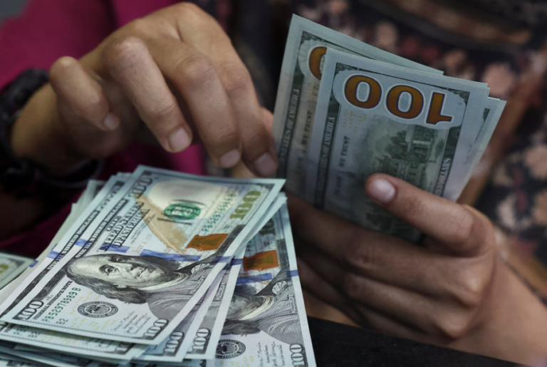 Dólar oscila entre payroll e incertezas eleitorais no último pregão antes das urnas