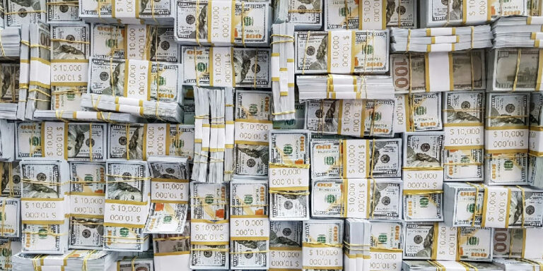 Dólar sobe e fecha acima de R$ 5,22 em dia de tensão global e alta do petróleo
