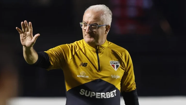 Dorival Jr. aponta precariedade no CT do São Paulo e risco de lesões aos atletas