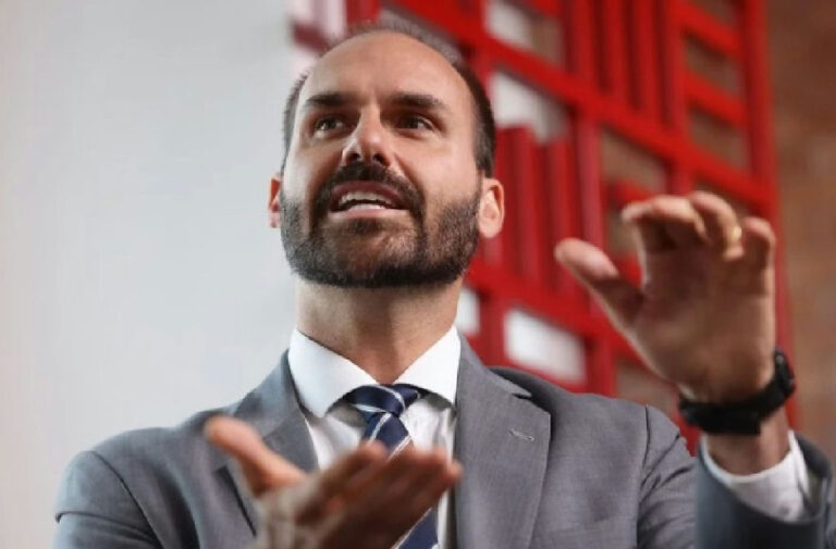 Eduardo Bolsonaro tem mandado de prisão incluído no sistema nacional