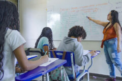Educação em pauta: os caminhos divergentes de Lula e Flávio Bolsonaro para o ensino